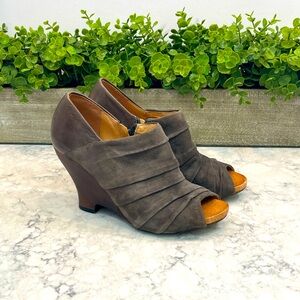 Naya Gray/Brown Gathered Suede Genesis Peep Tor Slouch Bootie Wedges Size 7.5